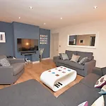 Free Parking, Stylish And Spacious Bungalow