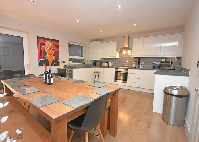 Free Parking, Stylish And Spacious Bungalow