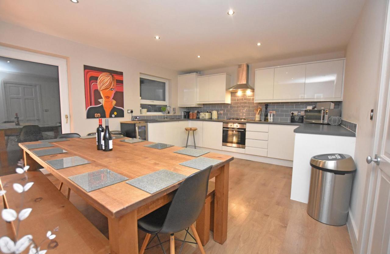 Free Parking, Stylish And Spacious Bath