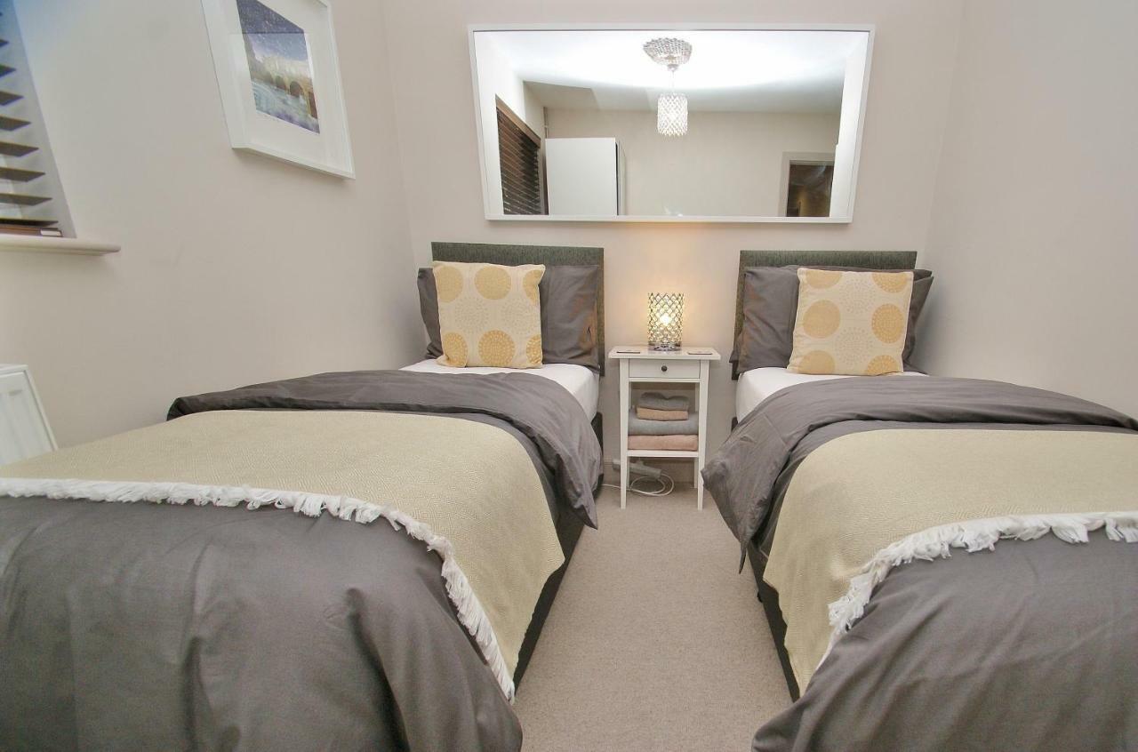 Free Parking, Stylish And Spacious Holiday home *