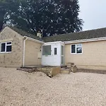 Free Parking, Stylish And Spacious Bungalow