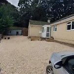 Free Parking, Stylish And Spacious Bungalow