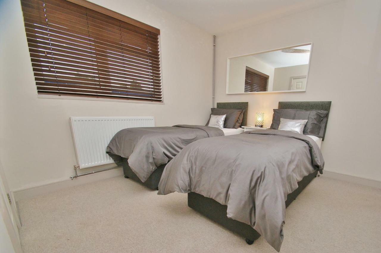 Free Parking, Stylish And Spacious Holiday home *